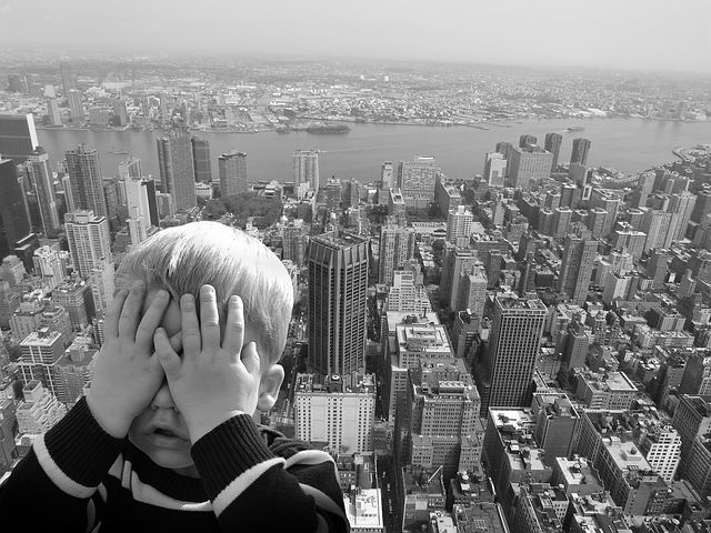 niño que esta teniendo miedo o fobia a las alturas