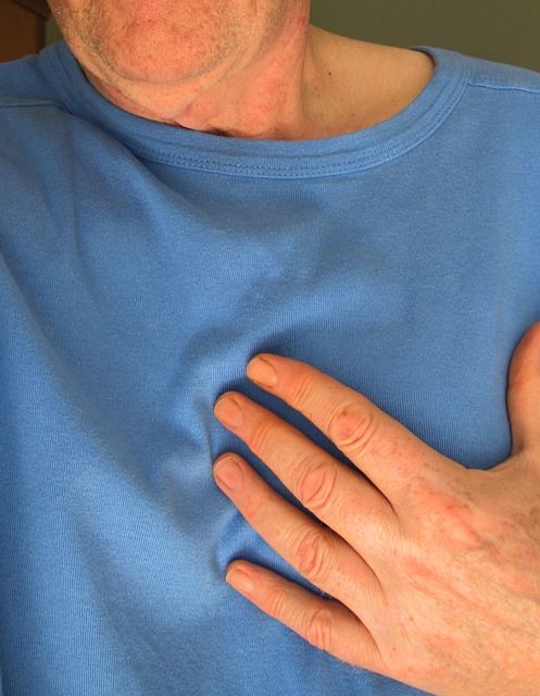 Persona con dolor de pecho creyendo que le da un infarto