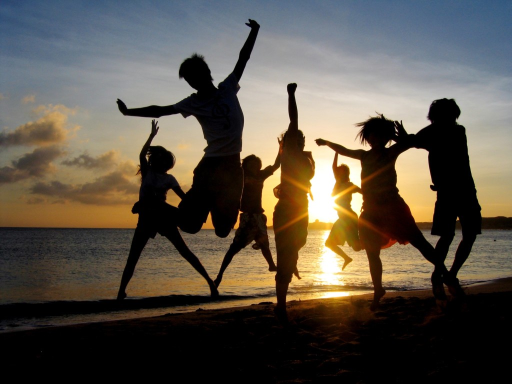 Pandilla de adolescentes contentos en la playa