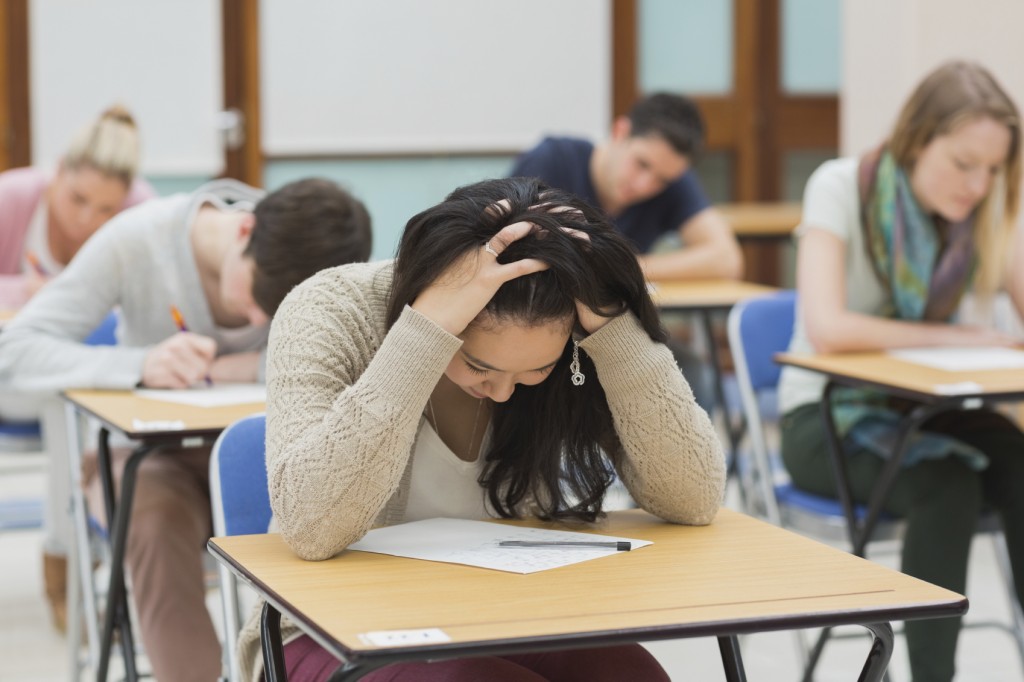 Persona sentada en una mesa con ansiedad mientras hace un examen