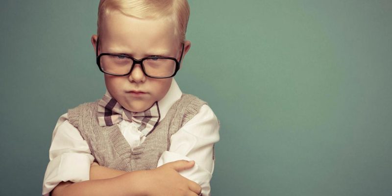 Niño enfadado con problemas de comportamiento