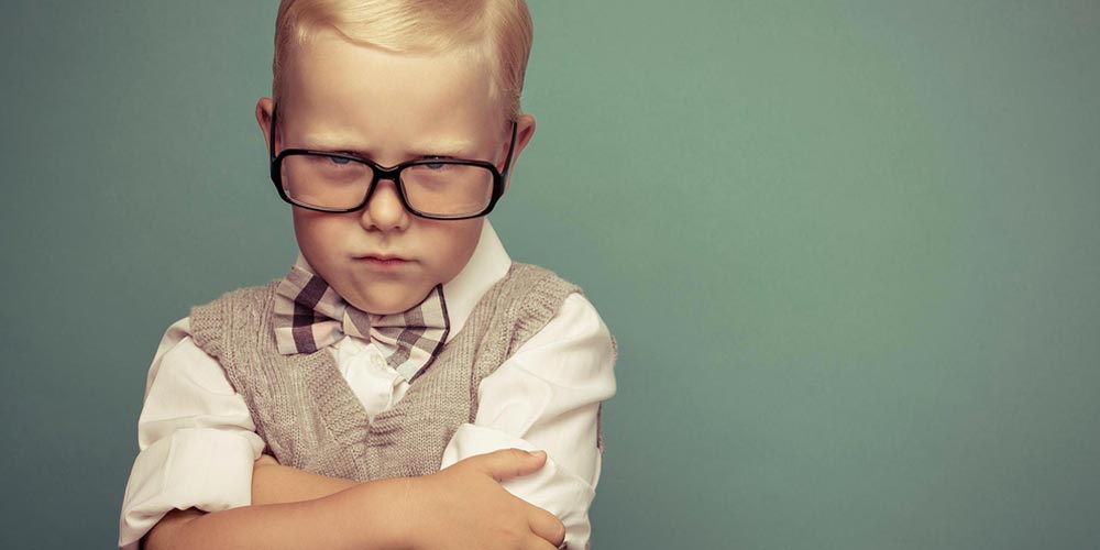 Niño enfadado con problemas de comportamiento