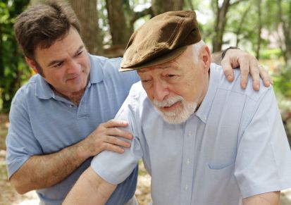 Hombre cuidando a una persona con alzheimer