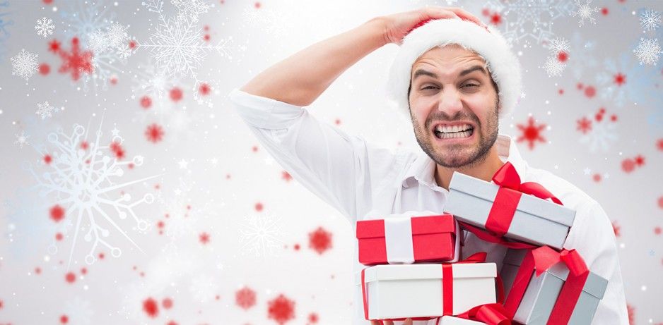 Persona con regalos y sentimientos de navidad
