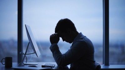 Persona con ansiedad cabizbajo en el trabajo