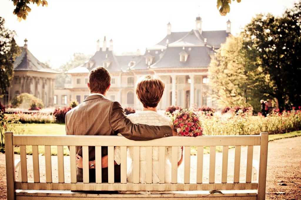 Dos personas en una relación de pareja sentados en un banco