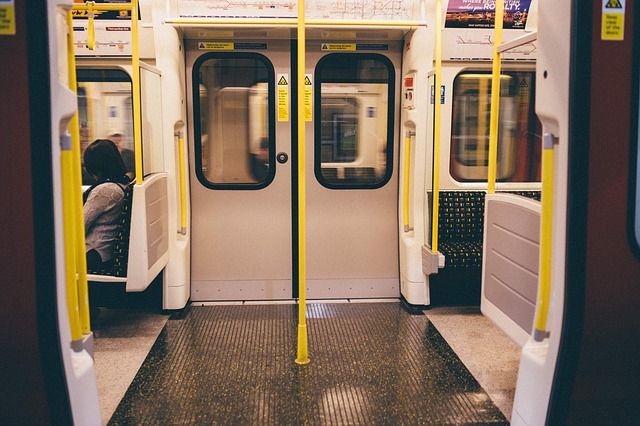 Puerta abierta del metro lugar donde se suele padecer agorafobia con mas frecuencia