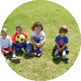 Niños en un taller al aire libre