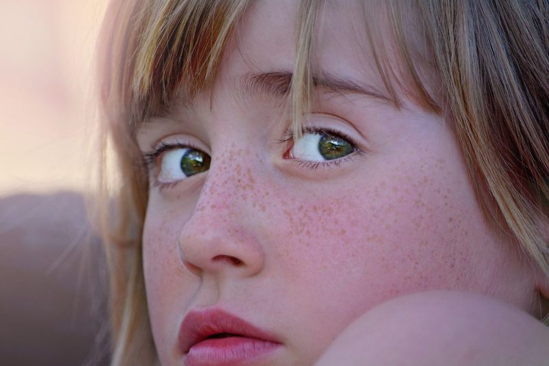 Retrato de una niña con ansiedad