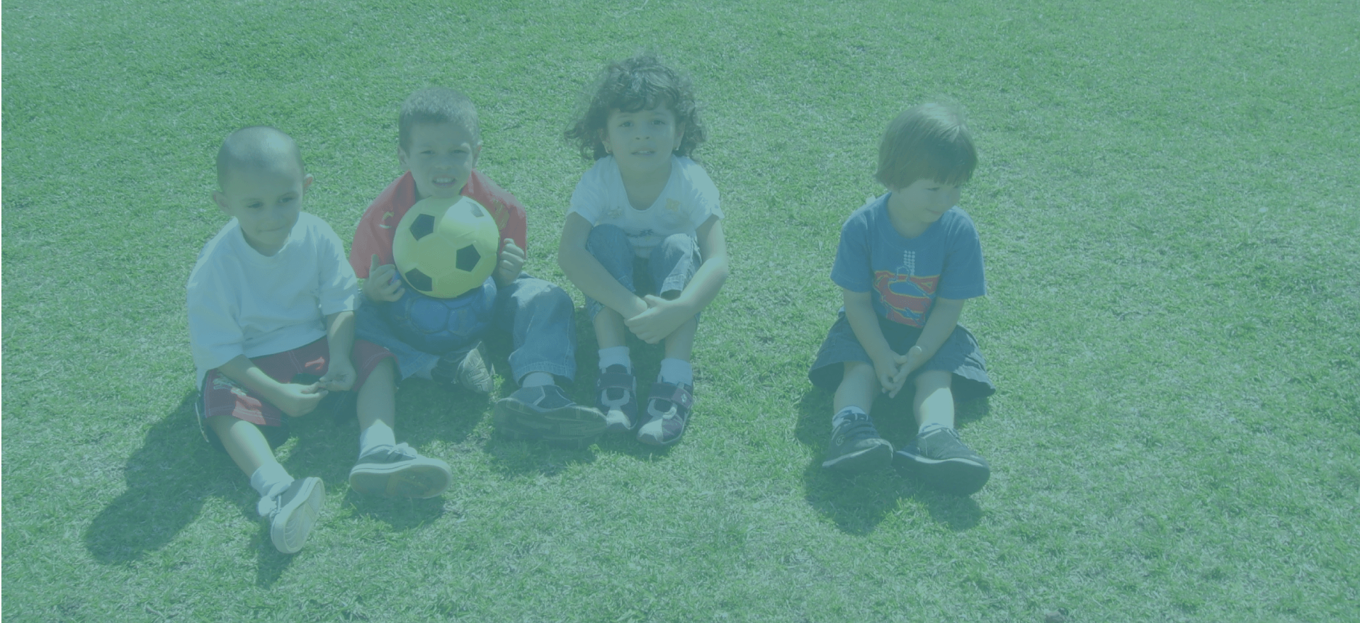 Niños jugando y demostrando sus habilidades sociales