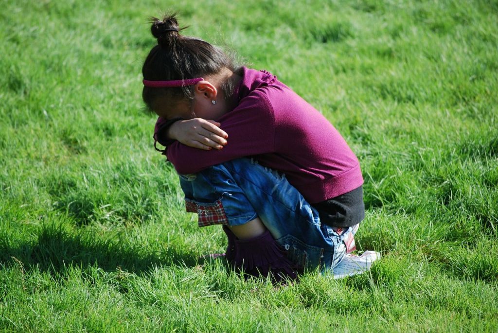 niña teniendo una rabieta