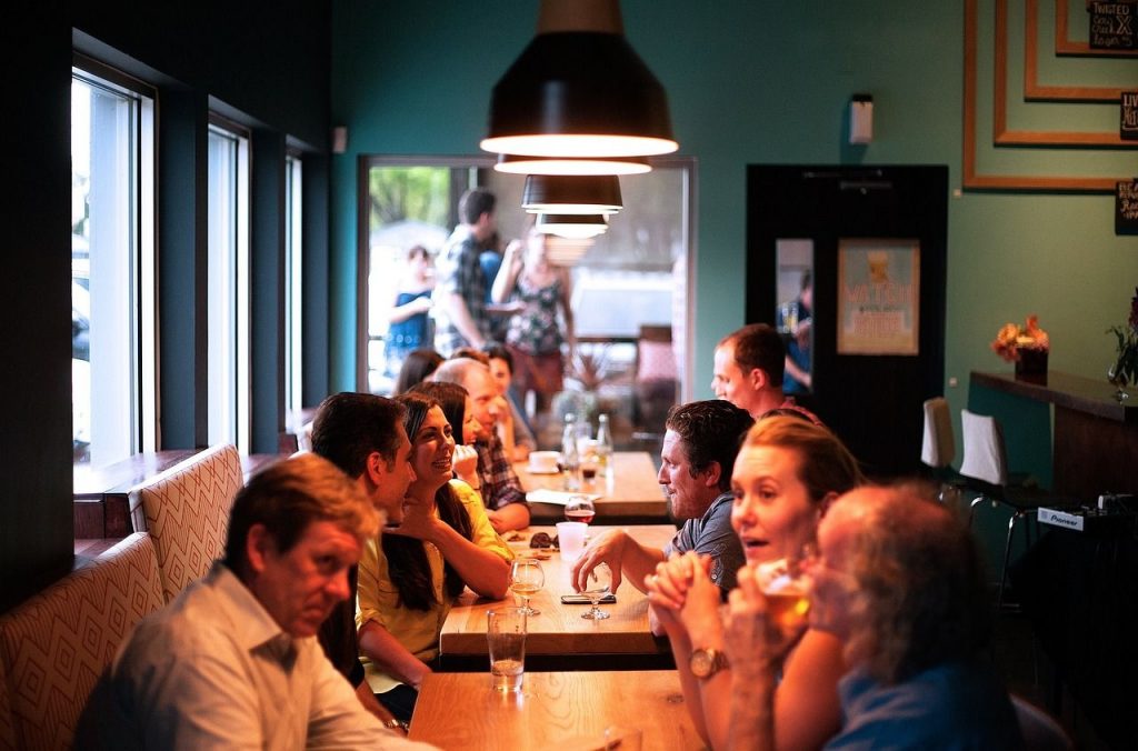 Personas en una cena navideña hablando amistosamente