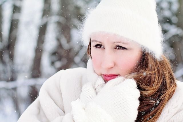 Personas abrigada por la nieve en navidad sin estrés ni ansiedad