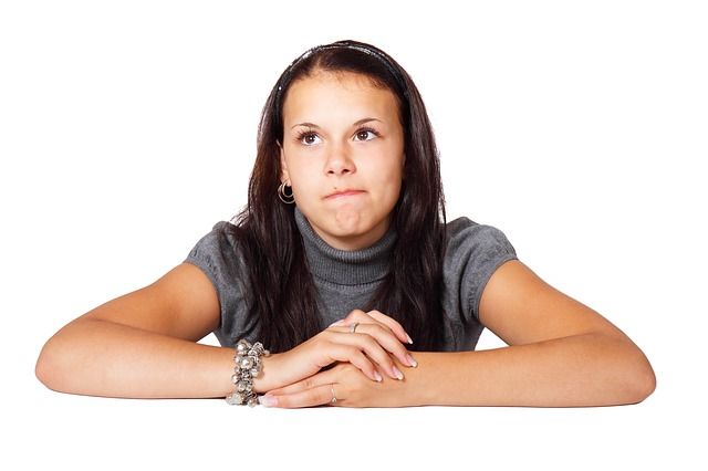 Persona con la mirada perdida preocupada padeciendo ansiedad generalizada uno de los tipos de ansiedad