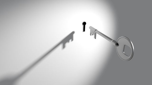 Llave encajando en cerradura analogía de la importancia de dar con las claves para un correcto tratamiento trastorno estrés postraumático
