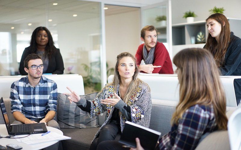 Personas reunidas en grupo trabajando para mejorar la comunicación