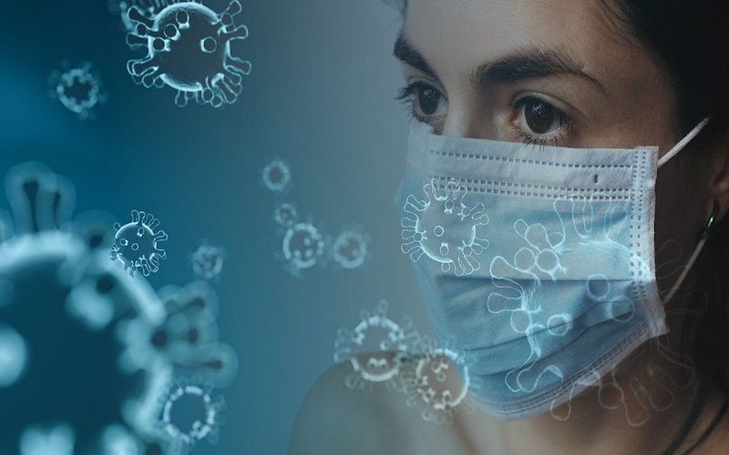 persona con mascarilla puesta sufriendo los efectos psicológicos confinamiento